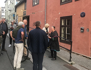 Blå skilt og byvandring